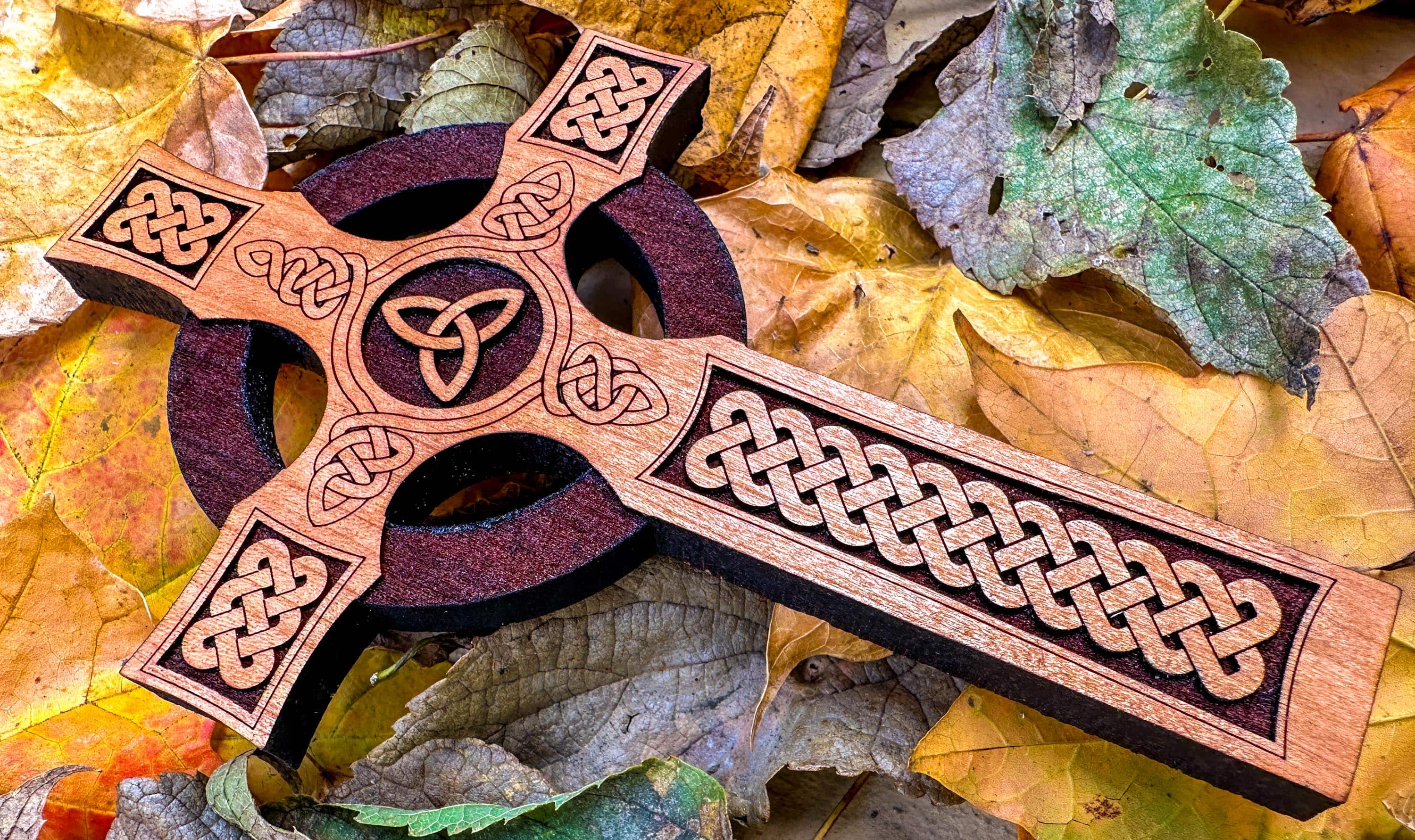 Trinity knot cross