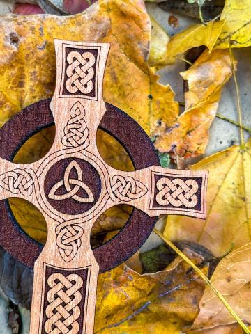 Trinity knot cross